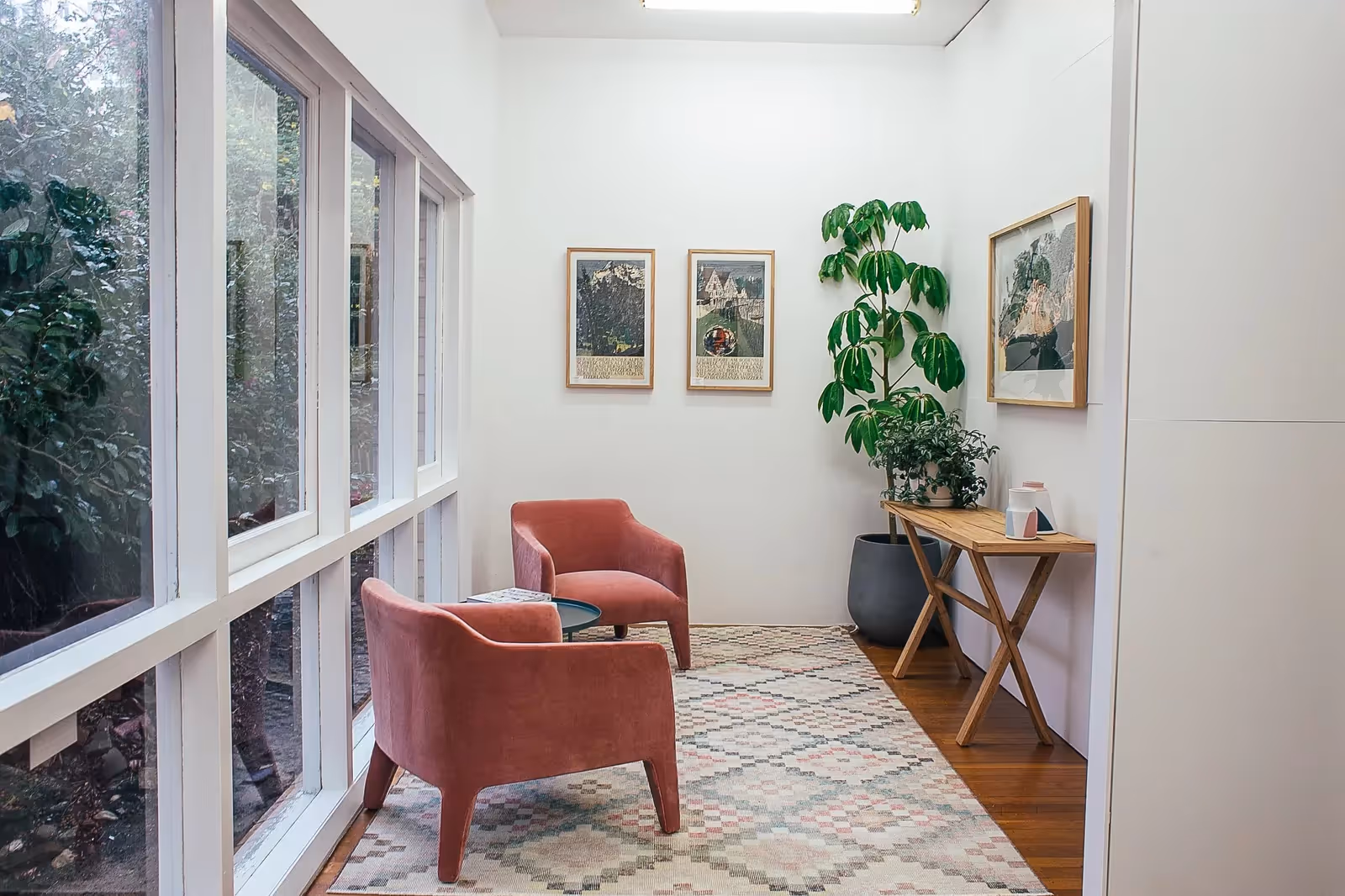 A small support group talking together in a bright, comfortable room